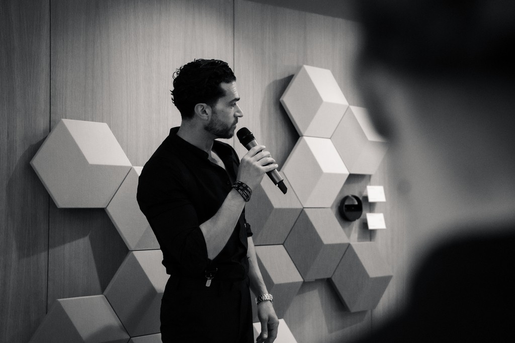 Portrait in context: Speaking with hexagons. An editorial alternative.